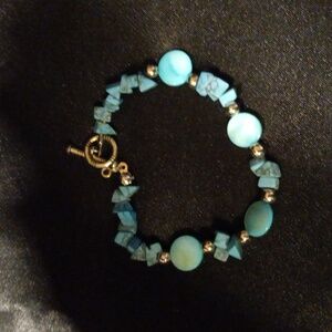 7 1/2 inch turquois chip bracelet  with toggle clasp.